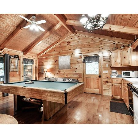 ピジョンフォージ Peekaboo With Hot Tub, Pool Table, And Jacuzziヴィラ エクステリア 写真