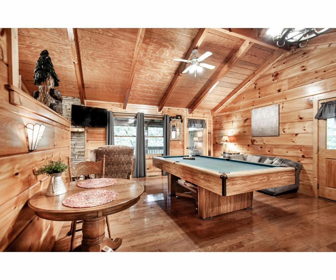 ピジョンフォージ Peekaboo With Hot Tub, Pool Table, And Jacuzziヴィラ エクステリア 写真
