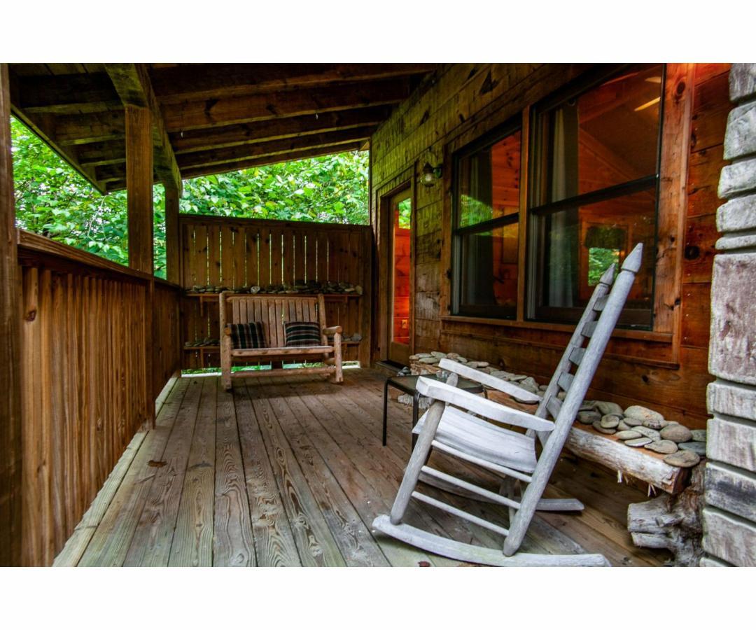 ピジョンフォージ Peekaboo With Hot Tub, Pool Table, And Jacuzziヴィラ エクステリア 写真