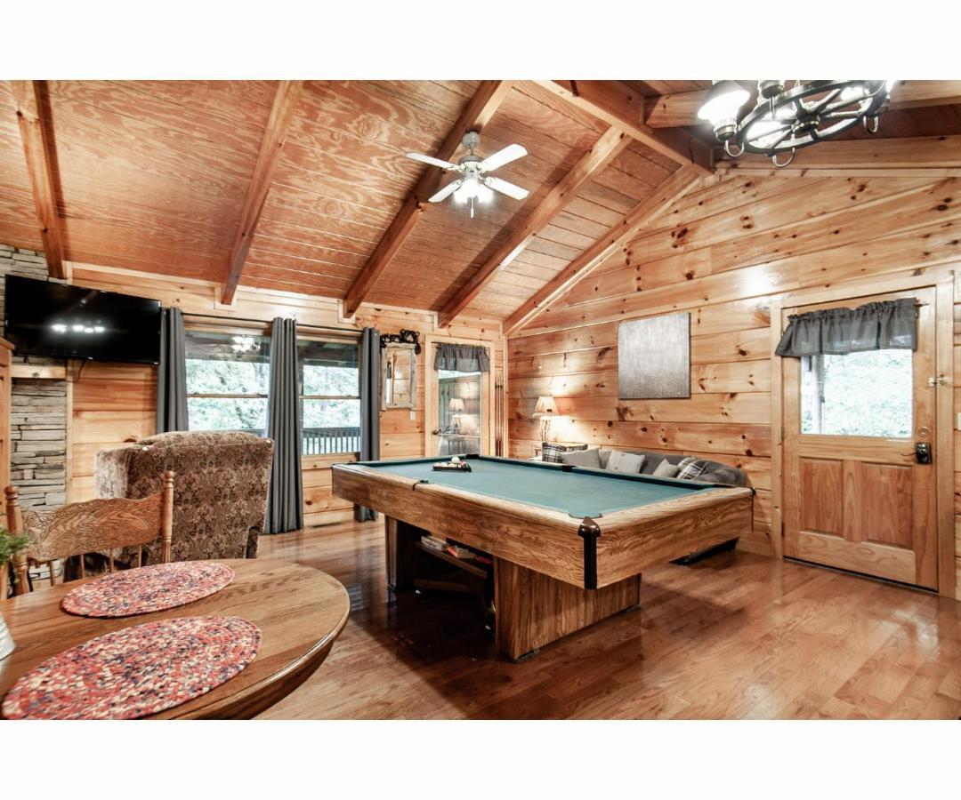 ピジョンフォージ Peekaboo With Hot Tub, Pool Table, And Jacuzziヴィラ エクステリア 写真