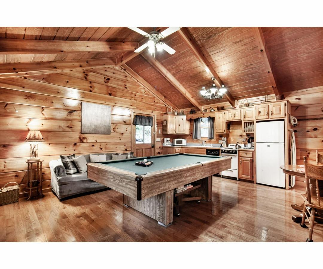 ピジョンフォージ Peekaboo With Hot Tub, Pool Table, And Jacuzziヴィラ エクステリア 写真