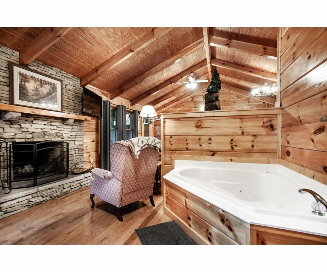 ピジョンフォージ Peekaboo With Hot Tub, Pool Table, And Jacuzziヴィラ エクステリア 写真