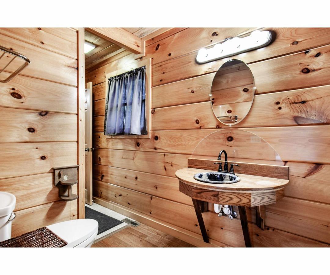 ピジョンフォージ Peekaboo With Hot Tub, Pool Table, And Jacuzziヴィラ エクステリア 写真